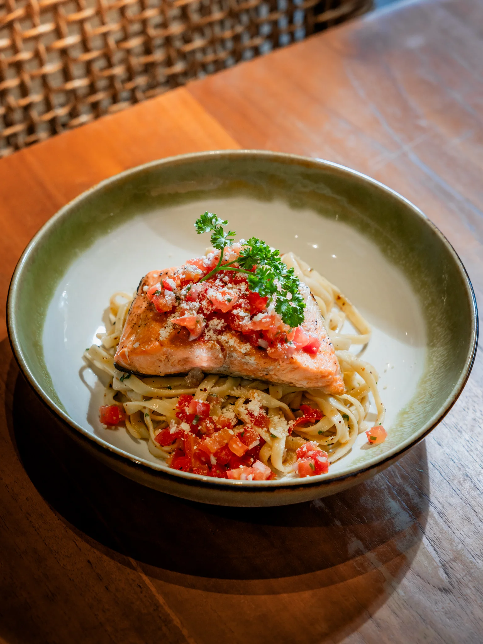 GRILL SALMON AGLIO OLIO PASTA (B)