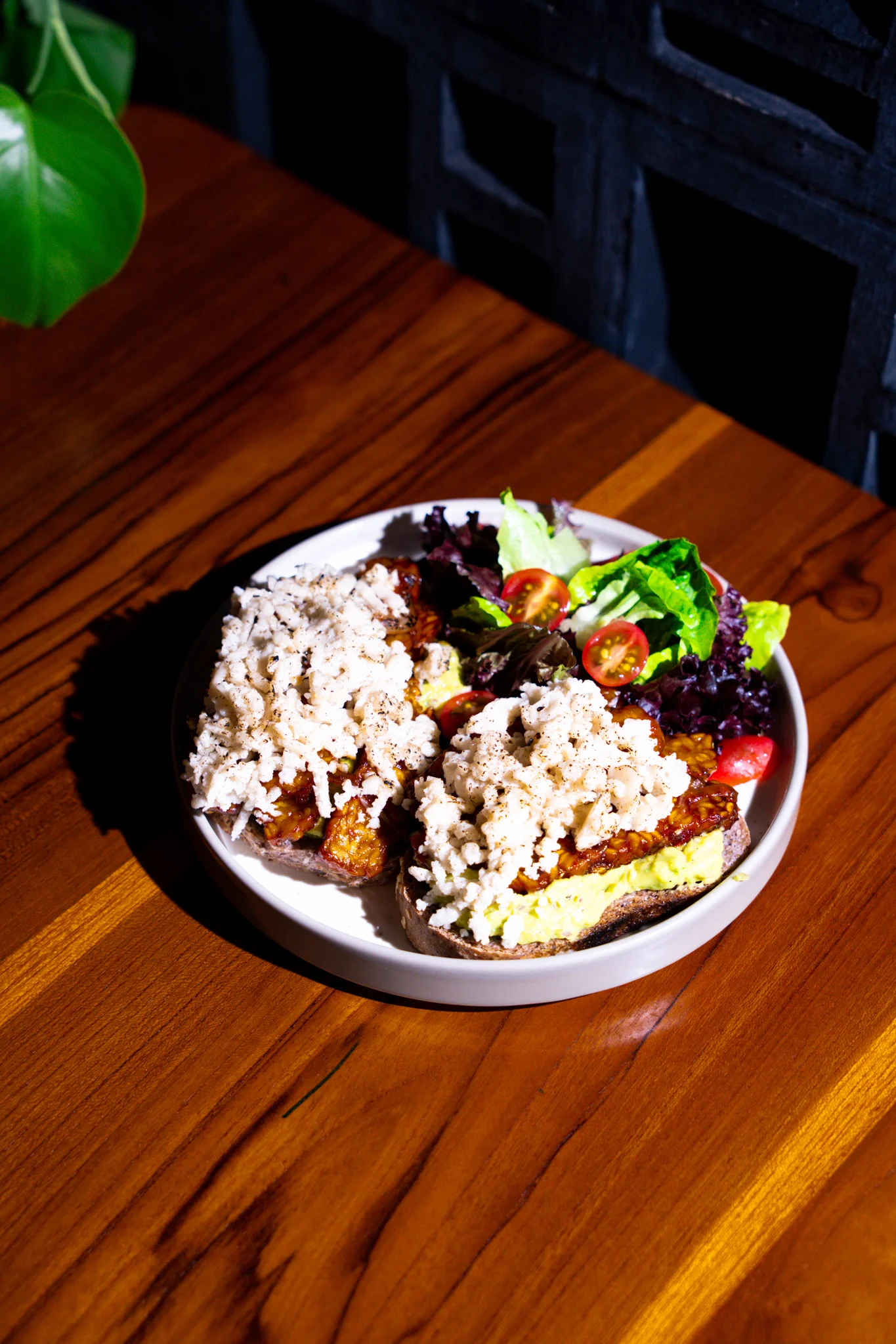 TEMPEH CARAMELIZED TOAST BREAKFAST (V)